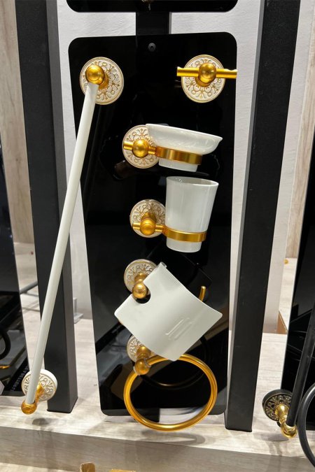 طقم إكسسوارات حمّام كلاسيكي أبيض × ذهبي – 6 قطع